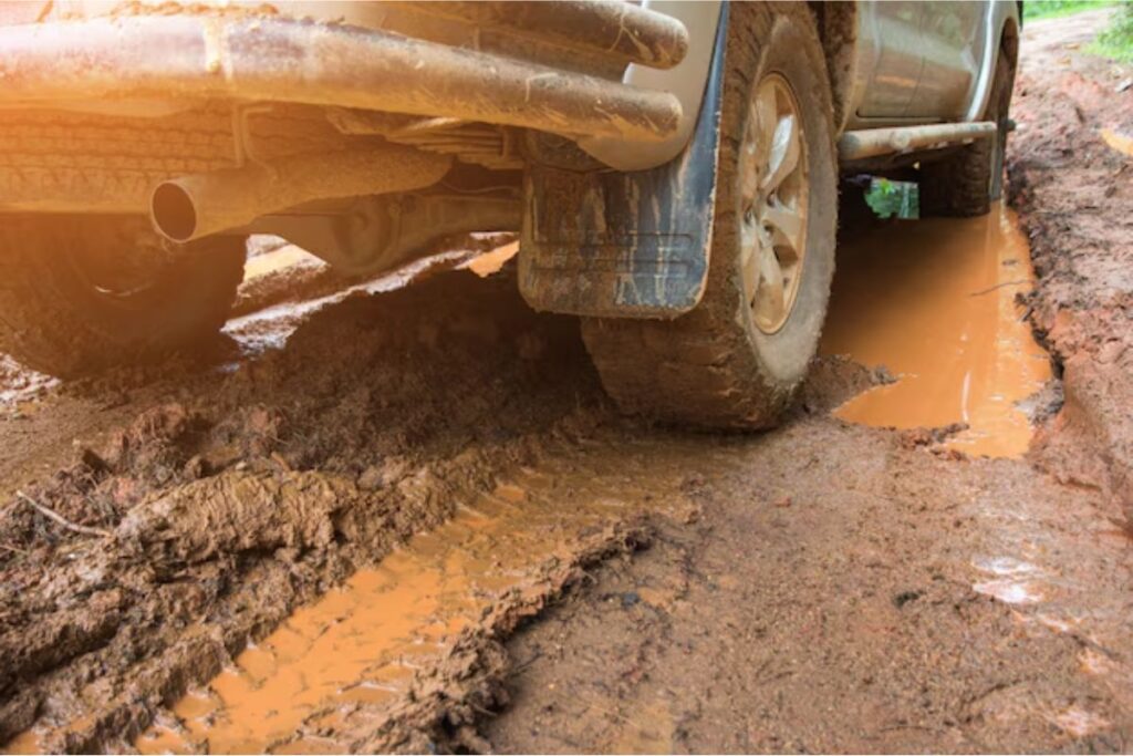 Consejos para conducir en zonas con barro y cuidar tu coche