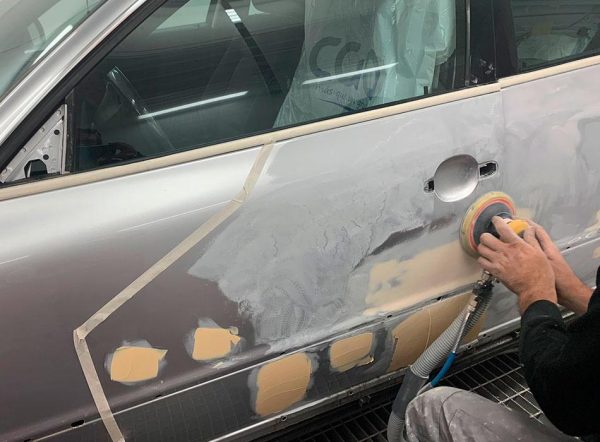 Lijado de puerta de coche en taller de coches de Ávila rubenpa